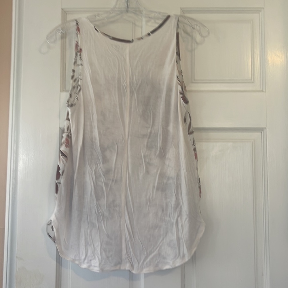 Cute tank - Picture 2 of 2